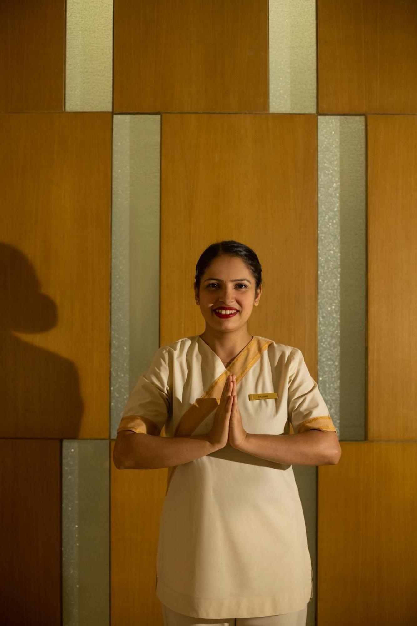 Trident Nariman Point Hotel Mumbai Exterior photo A hotel employee in India