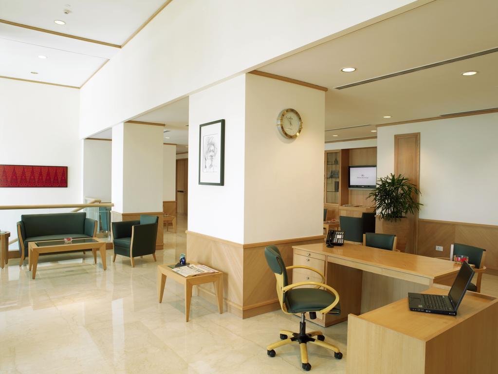 Trident Nariman Point Hotel Mumbai Exterior photo The reception area of a private hospital in India